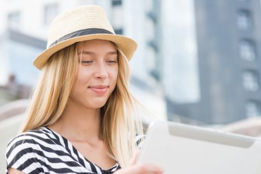 Tablet kullanan kadın