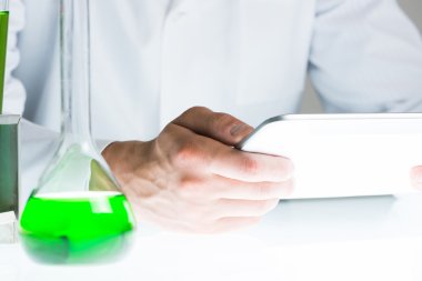 Tablet pc ile iş yerinde kimyager adam