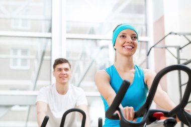 Bisiklet üzerinde egzersiz gençler