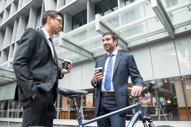 Açık havada konuşurken işadamları