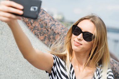 Kız yapma selfie fotoğraf