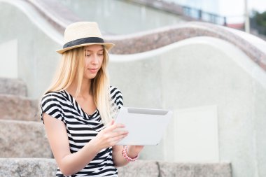 Tablet kullanan kız