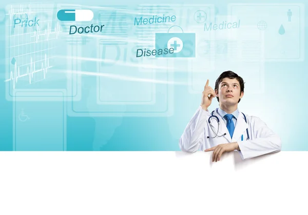 Doctor sosteniendo banner en blanco — Foto de Stock