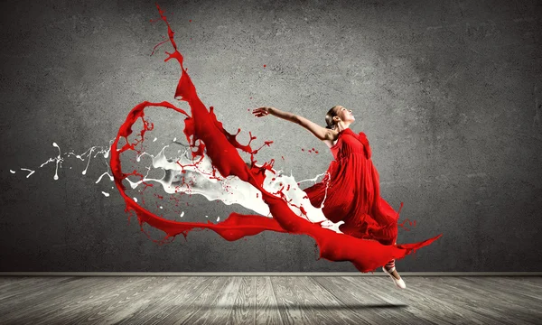 Donna ballerina in abito rosso — Foto Stock