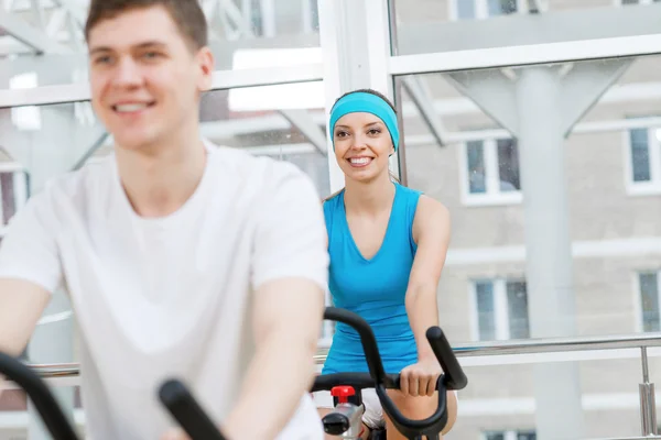 Giovani che fanno attività fisica in bicicletta — Foto Stock