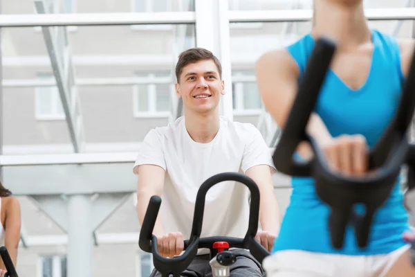 Jugendliche üben auf Fahrrädern — Stockfoto