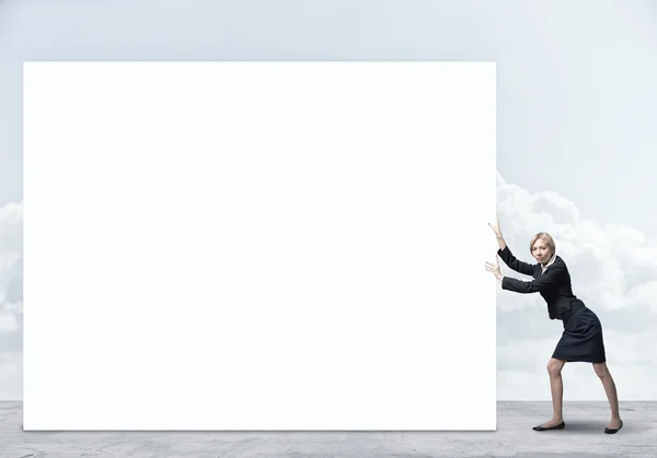 Podnikatelka tlačí bílé prázdné — Stock fotografie
