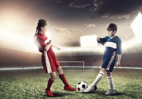 Adolescentes jogando futebol no estádio — Fotografia de Stock