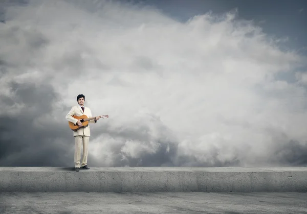 Empresário tocar guitarra — Fotografia de Stock