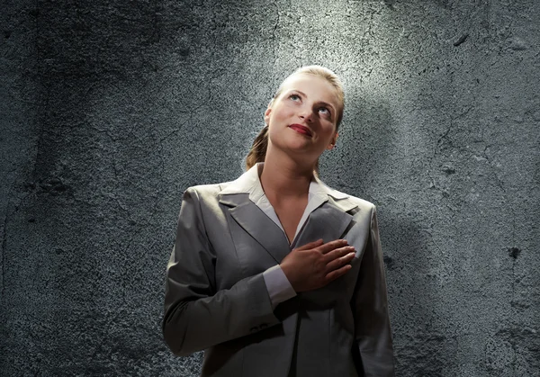 Mujer de negocios con luz por encima de la cabeza — Foto de Stock