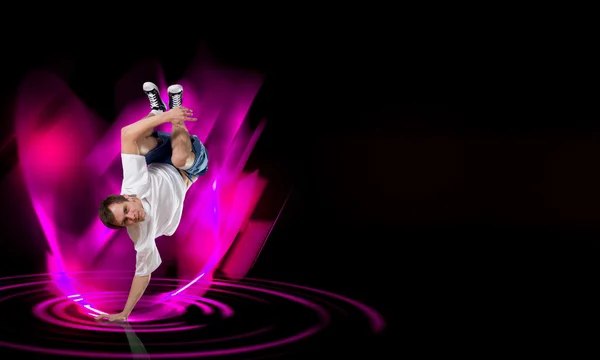 Breakdancer realizando suporte de mão — Fotografia de Stock