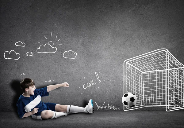 Çocuğun futbol oynama — Stok fotoğraf