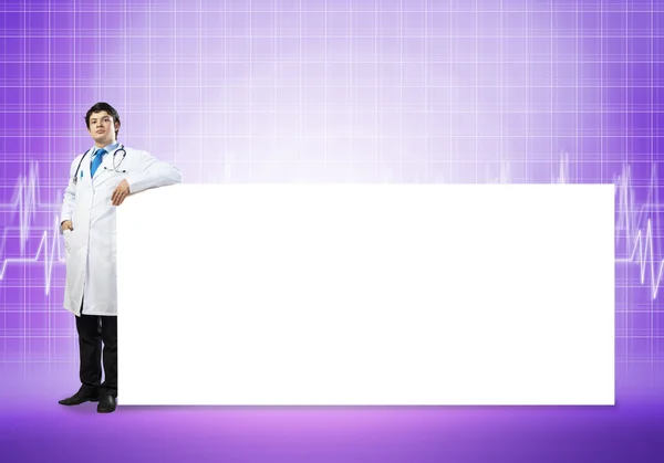 Doctor con banner en blanco — Foto de Stock