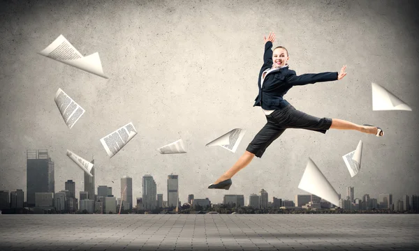 Alegre mujer de negocios saltando —  Fotos de Stock