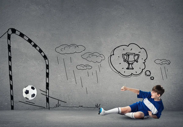 Rapaz a jogar futebol — Fotografia de Stock