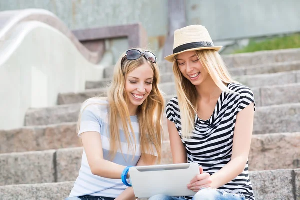 Amigos do sexo feminino usando tablet — Fotografia de Stock