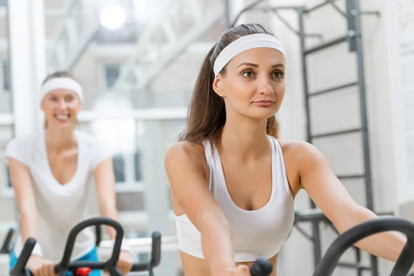 Människor utövar på cyklar — Stockfoto