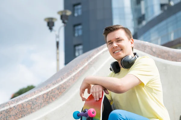 Ung man med skateboard — Stockfoto