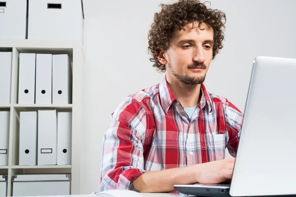 Homem digitando no notebook — Fotografia de Stock