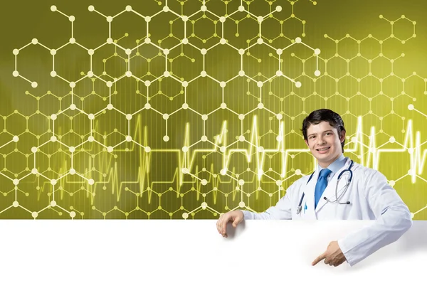 Doctor sosteniendo banner en blanco — Foto de Stock