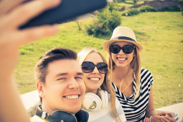 Jovens a fazer selfie — Fotografia de Stock