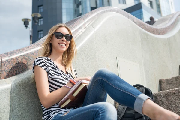 Student meisje studeren met boeken — Stockfoto