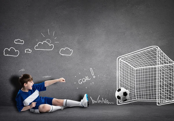 Ragazzo che gioca a calcio — Foto Stock