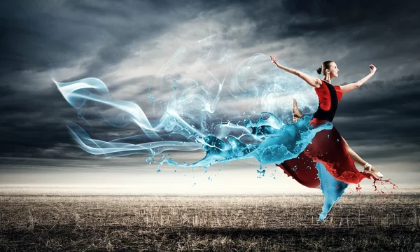 Vrouw danser in rode jurk — Stockfoto