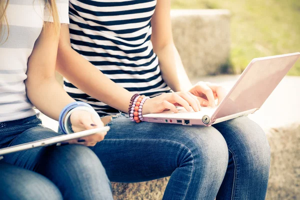 Amiche che utilizzano dispositivi — Foto Stock