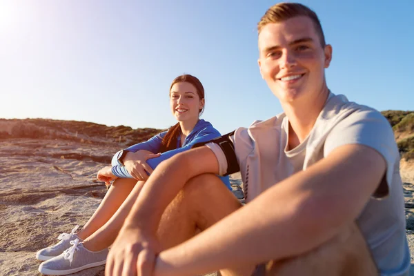 Coppia di joggers sulla spiaggia — Foto Stock