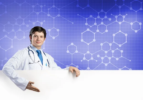 Doctor sosteniendo banner en blanco — Foto de Stock