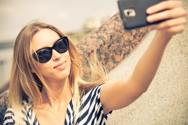 Dívka dělat selfie Foto — Stock fotografie