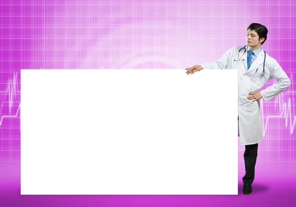 Medico con banner in bianco — Foto Stock