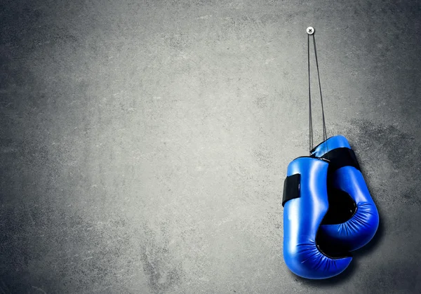 Guantes de boxeo colgando —  Fotos de Stock