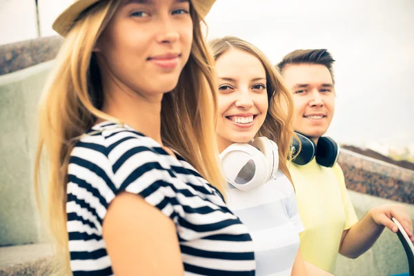 Jonge mensen zitten op de trap — Stockfoto