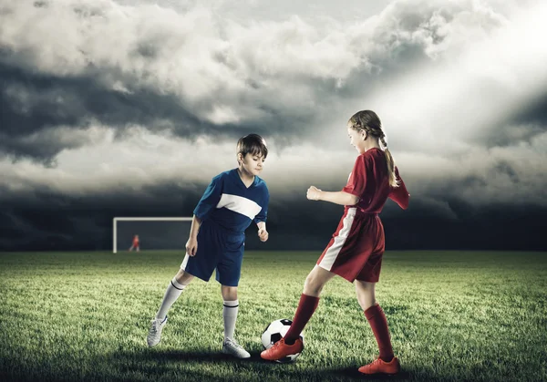 Tonåringar som spelar fotboll på stadion — Stockfoto