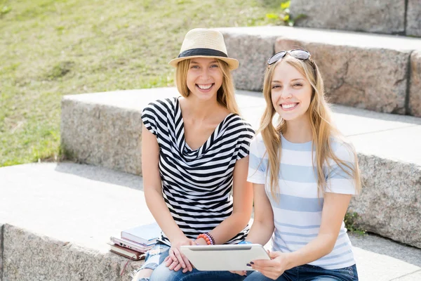 Amici di sesso femminile utilizzando tablet — Foto Stock