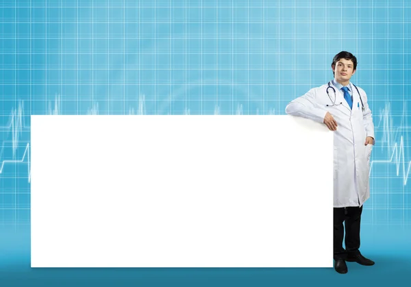 Doctor con banner en blanco — Foto de Stock