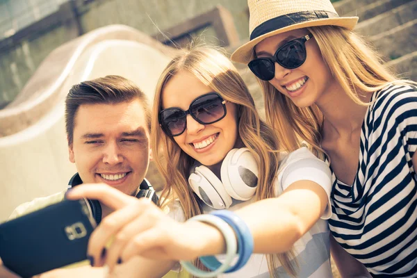 Jóvenes haciendo selfie —  Fotos de Stock