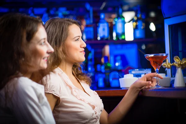 Молодые женщины в баре — стоковое фото