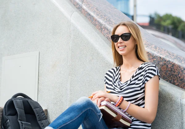 Studente ragazza su scala — Foto Stock