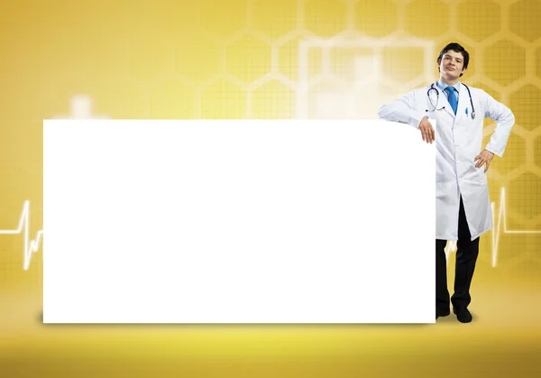 Medico con banner in bianco — Foto Stock