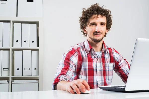 Homem digitando no notebook — Fotografia de Stock