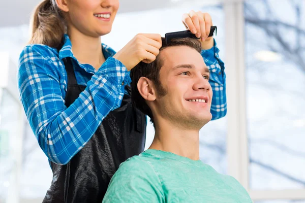 Mujer peluquería peinado cliente — Foto de Stock