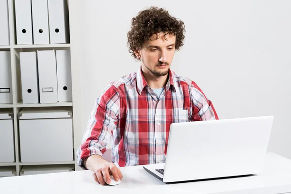 Homem digitando no notebook — Fotografia de Stock