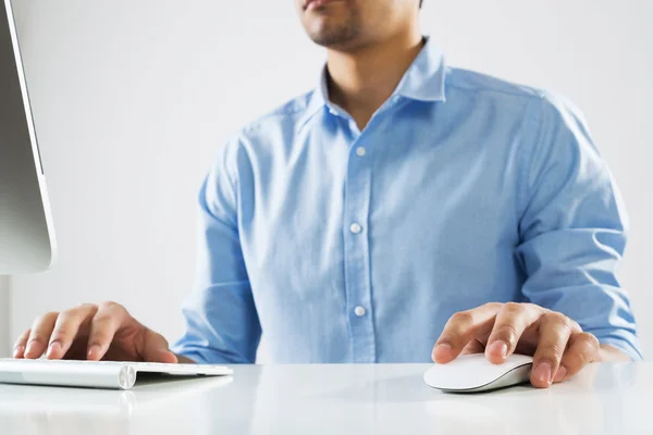 Man typing on keyboard — Stock Photo, Image