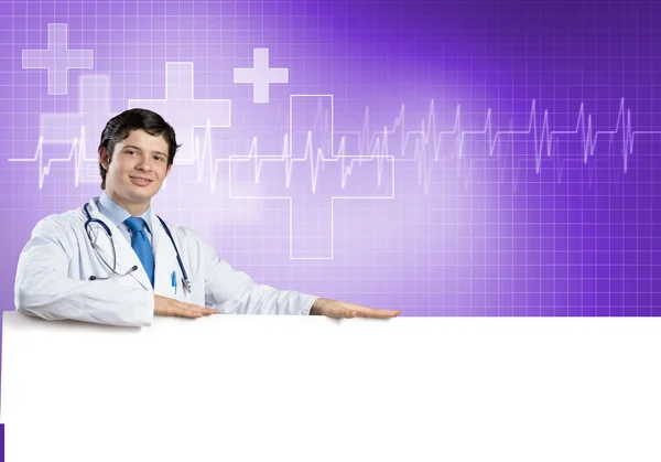 Doctor sosteniendo banner en blanco —  Fotos de Stock