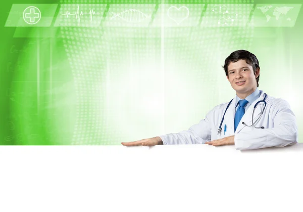 Doctor sosteniendo banner en blanco — Foto de Stock