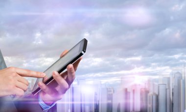 Tablet pc kullanan işadamı