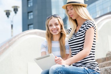 arkadaşlar tablet kullanma